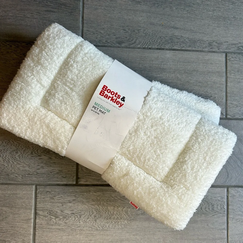 NWT dog mat Boots and Barkley Medium pet mat soft dog bed cat bed 19 x 1.56 x30